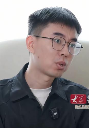 耿同学亮相全新专访现场，这位从北航肄业的博士全程没有半点卖惨博同情的姿态，反倒语