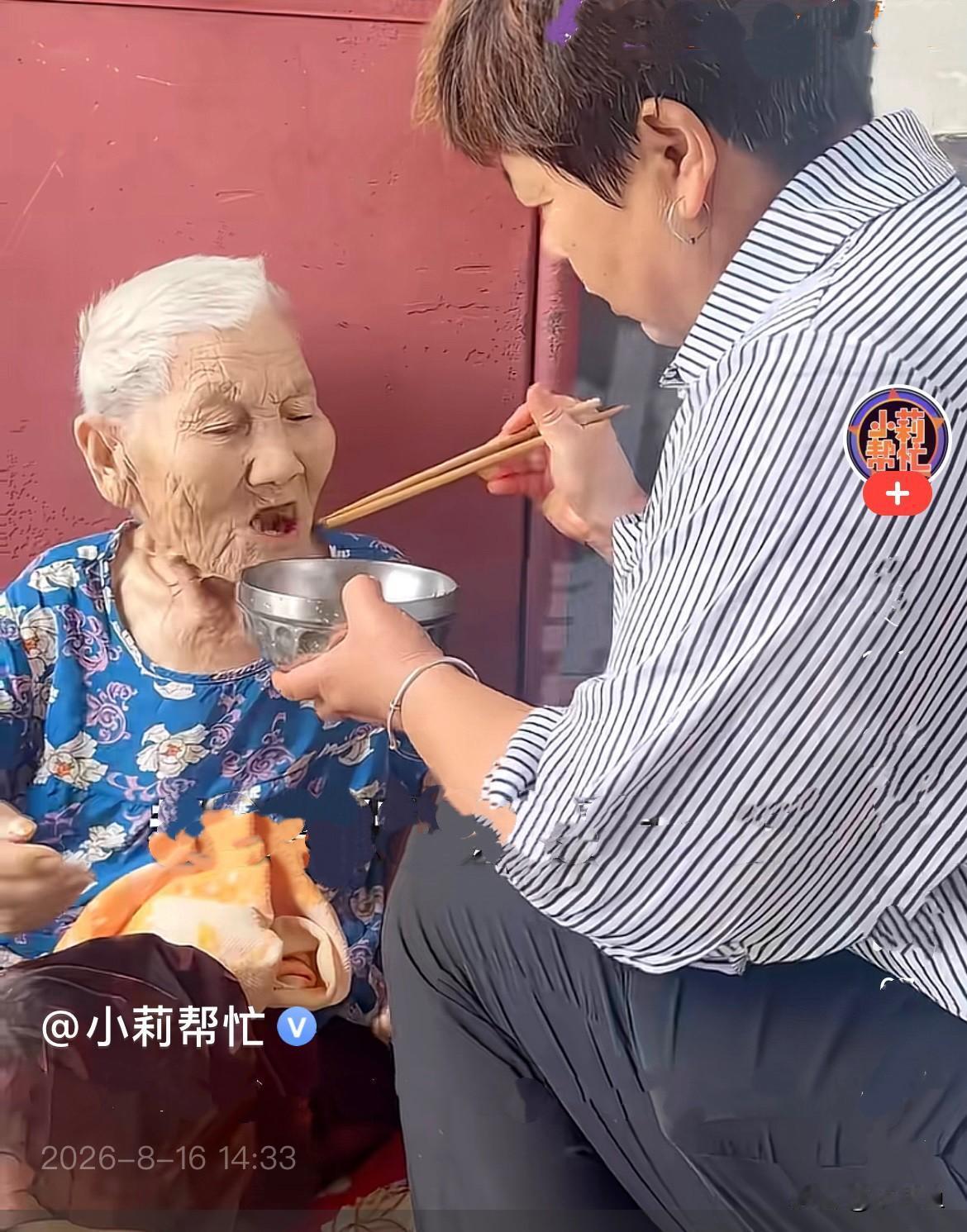 河南驻马店95岁母亲真是福气满满，四个孝顺儿子抢着要把妈妈接回家孝敬，争执不休，