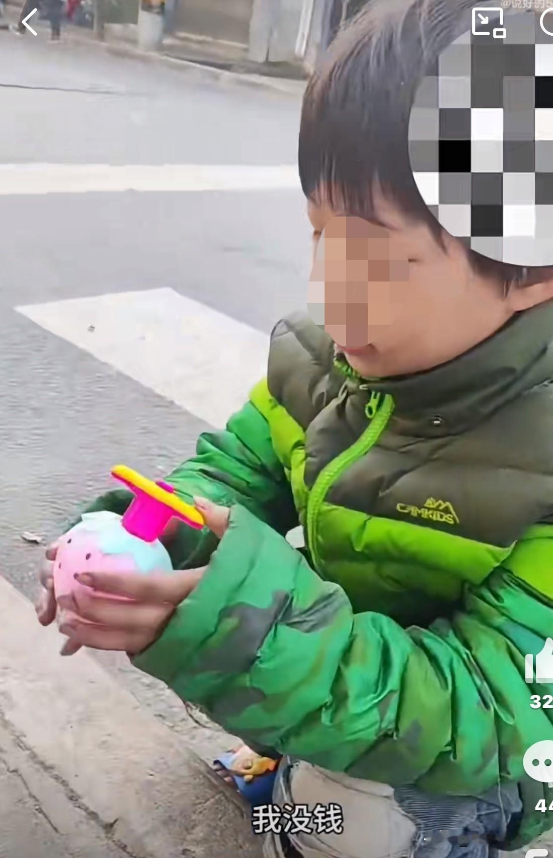 这也太让人心疼了！大冬天的，西安街头那个8岁的小姑娘，居然趿着双拖鞋晃荡。听说