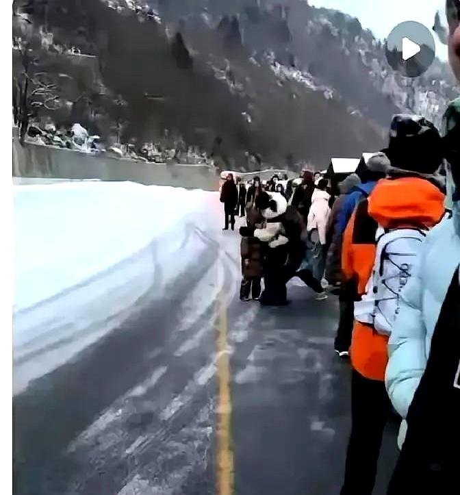 17岁的全红婵，肩膀上贴着膏药。刚打完世界杯，一天没歇就扎回了省队训练基地。