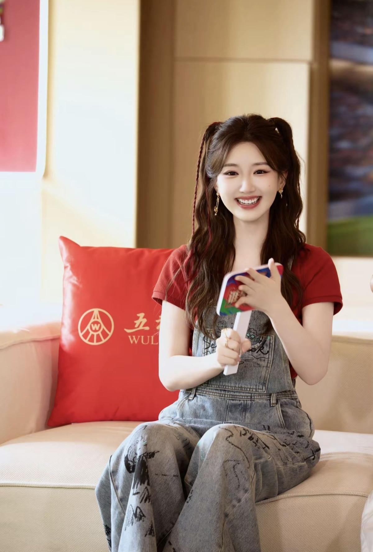 笑容治愈满分，毛晓彤休闲私服甜妹感十足[赞]清爽休闲穿搭，毛晓彤双马尾造型灵动又