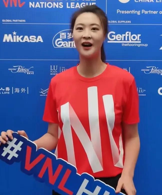 惠若琪应该会是今年女排世联赛央视体育台的解说嘉宾，比较专业、理性和温馨。巴黎奥