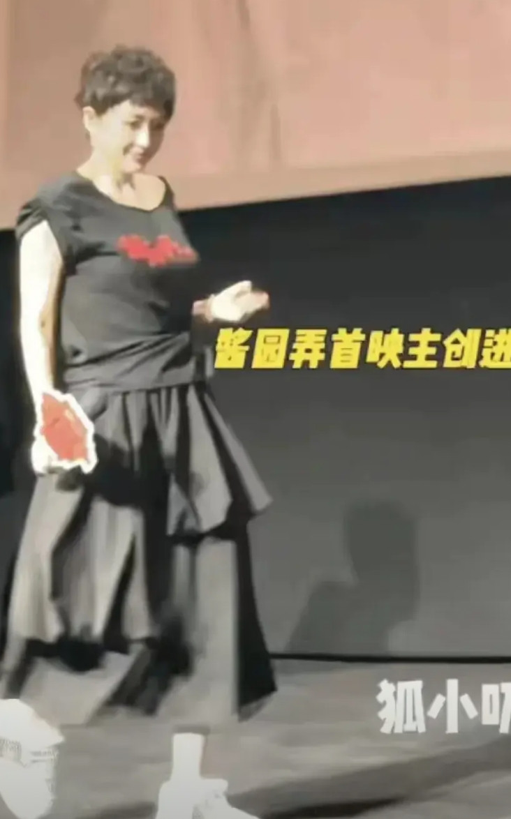 章子怡本来想耍心机出风头，结果被杨幂秒了你看看章子怡这个衣服，这个发型，不知