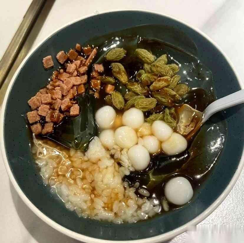 闺蜜说把黄金全卖了，等跌回四五百再买回来。我一口气差点没上来。她六百克黄金，