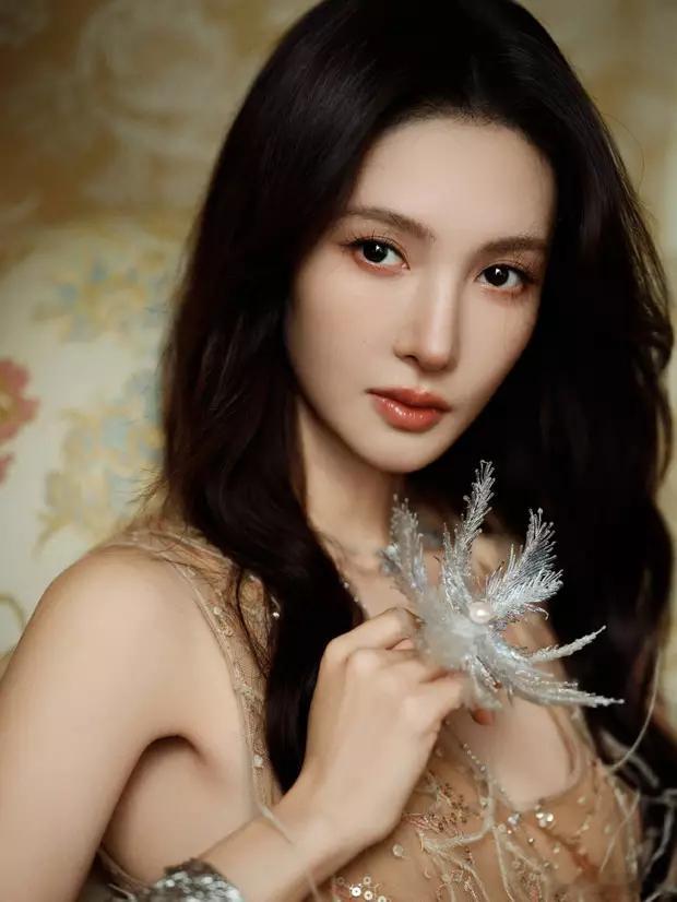 分享娱乐分享娱乐金晨身穿流苏亮片裙宛若仙女下凡，飘逸灵动，魅力十足！