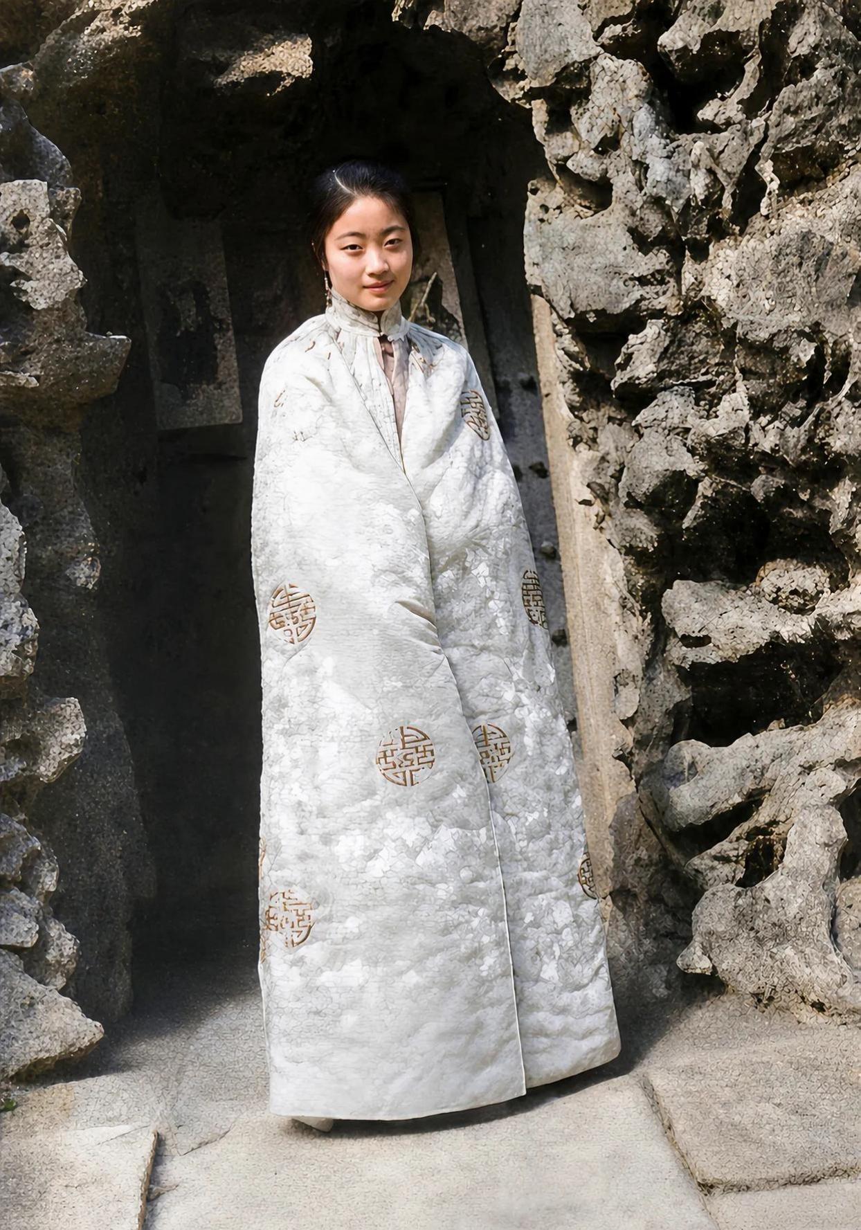 1922年，婉蓉在紫禁城御花园留影。这一年她16岁，刚刚和溥仪完婚不久，成为中国