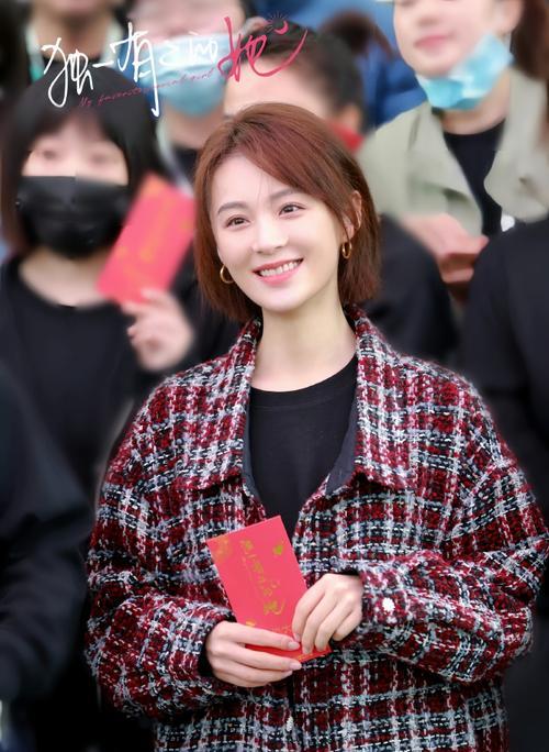 毛林林直播真诚感谢田曦薇，片场暖心互动圈粉无数。拍摄《嫁金钗》时横店气温低，毛林