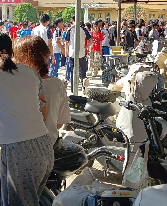 中考监考，我发现一个痛心的现象。考数学那场，开考还没十分钟，三个考生就趴在桌子