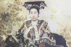 一天晚上，李莲英故意劝慈禧喝酒后，拿出笔墨跪着说：莲英最爱老佛爷的字，老佛爷今天