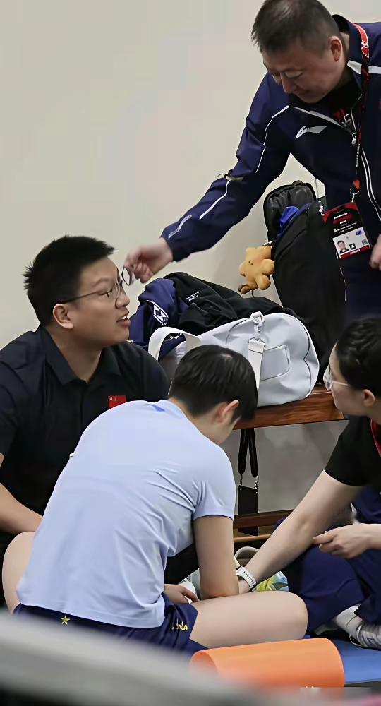 出乎意料，马琳拿过翔哥眼镜戴上，专门看看莎莎的鞋。没想到莎莎定制的鞋子竟然磨