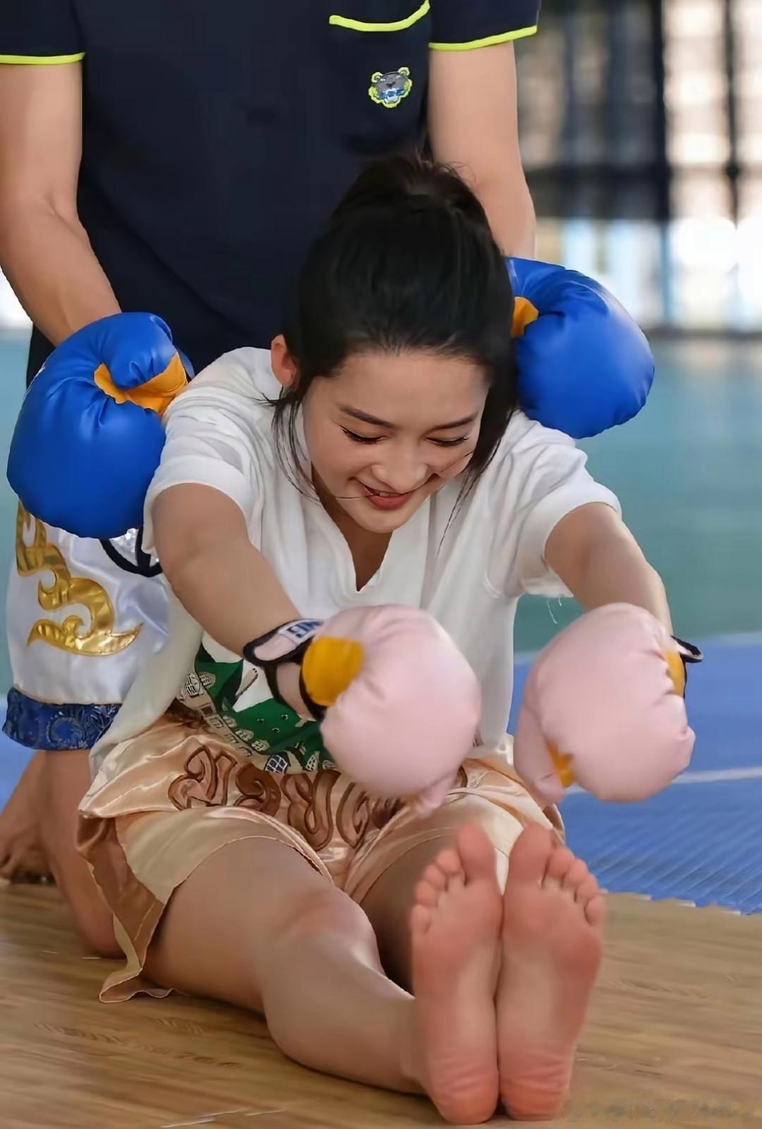 李沁的脚型也太好看了吧！线条纤细秀气，精致又优雅，细节里都是美感～