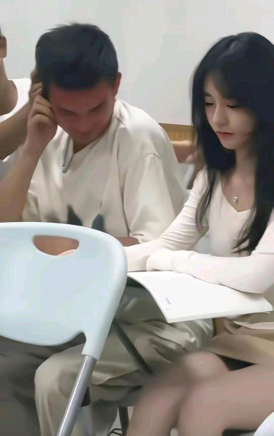 正是藏不住心事的年纪啊，单纯的少年为什么都说大学生单纯？三、所谓“单纯”，不