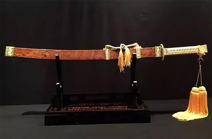 清代有两把刀很有名，一是清初的遏必隆刀，二是晚清的白虹刀。遏必隆刀名声在外，顾