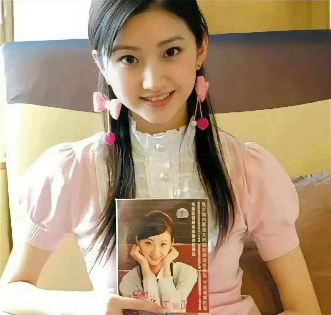 孙宇晨原来走的是深情专一霸总人设。网友发现，他的前女友和景甜长得很像，还毕业于早