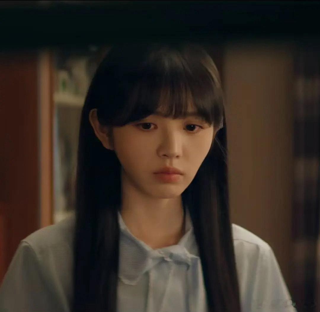 眼睛大的人演戏是不是容易双眼无神？《天才女友》一播出，田曦薇的演技受到了网友质疑