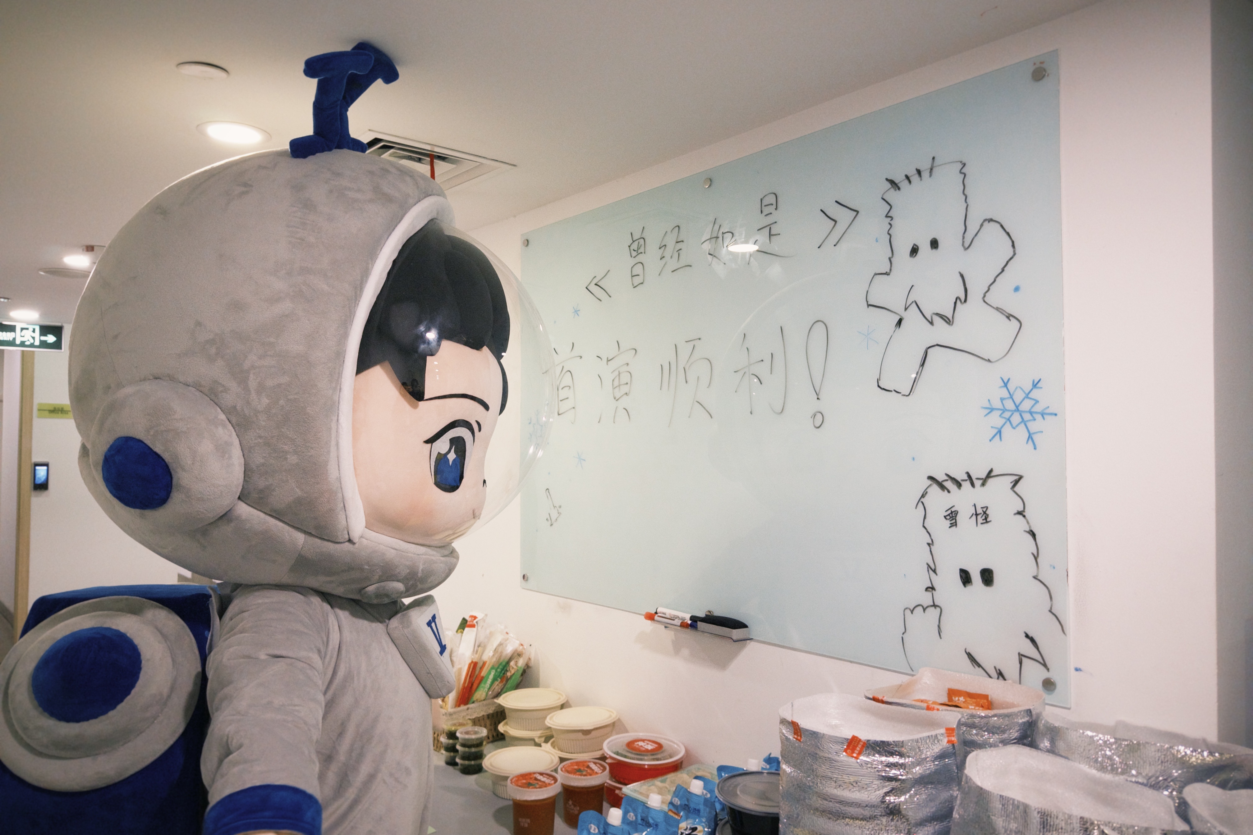 斗斗的小天线高到这个屋子已经有点装不下了