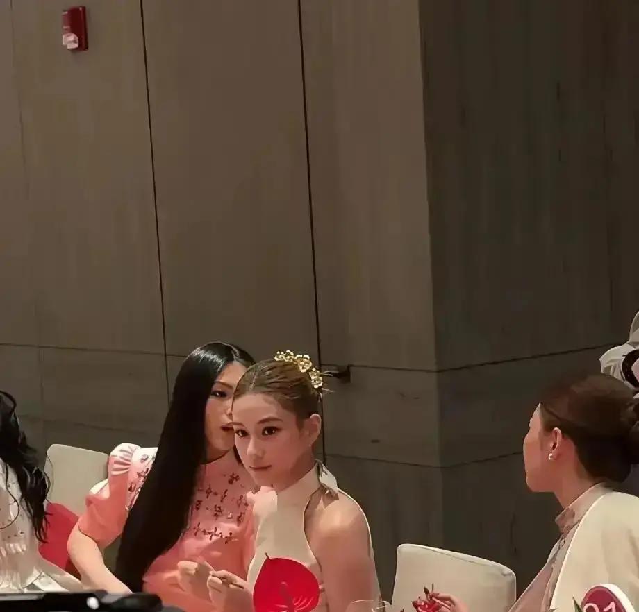 被硬拽去酒会的第7分钟王诗龄把盘子里的草莓蛋糕吃成一幅画，一口都没分给镜头