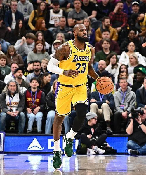 这赛季的詹姆斯和杜兰特，根本不是一个水平线上的。詹姆斯都40岁了，打了6场球，