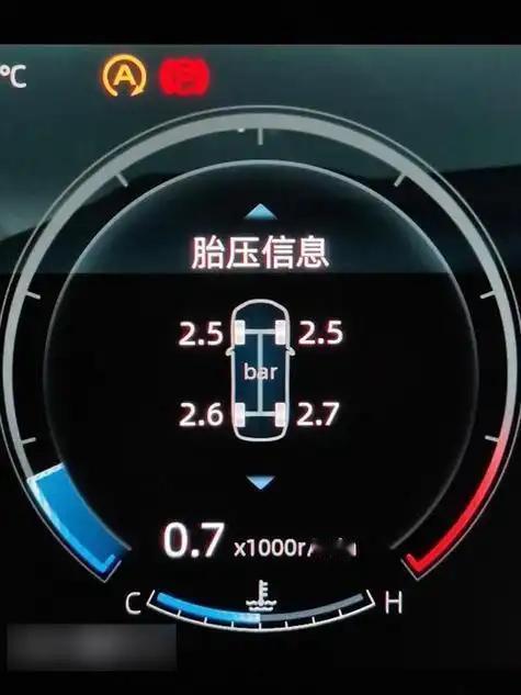 昨天早上准备送孩子上学，车子刚开出地库仪表盘就滴滴报警。低头一看右后轮胎压显示