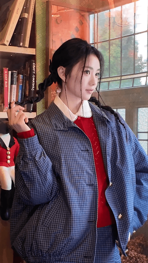 刘浩存inMiuMiu❤️🍬格子套装，红色针织，加上俏皮的辫子，清丽