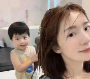 李念3岁儿子帮她吹头发，浴室比客厅都大，41岁生仨娃还像小白花！