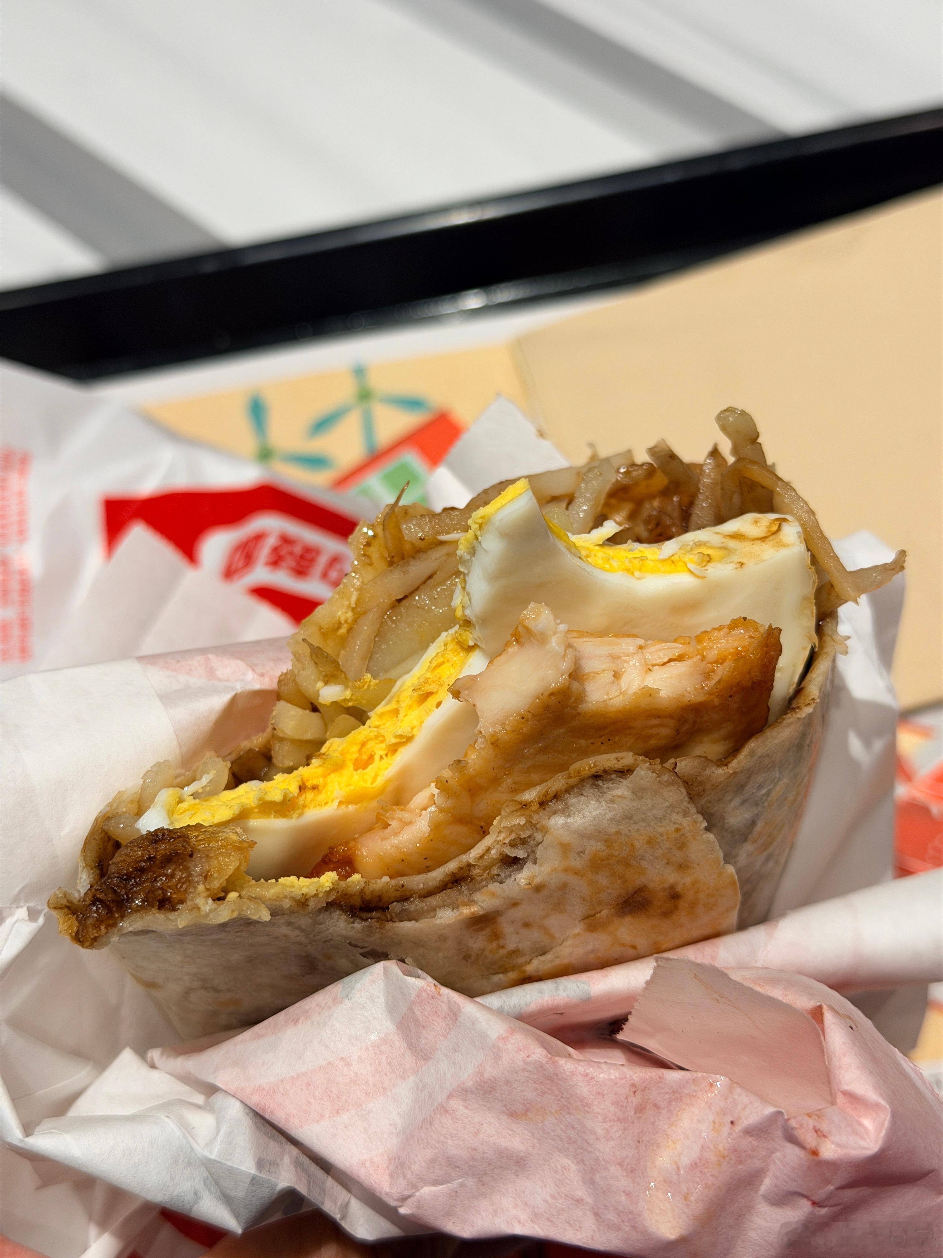 肯德基难得好吃的早餐品类大饼卷香烤鸡扒，还带点微辣的味道