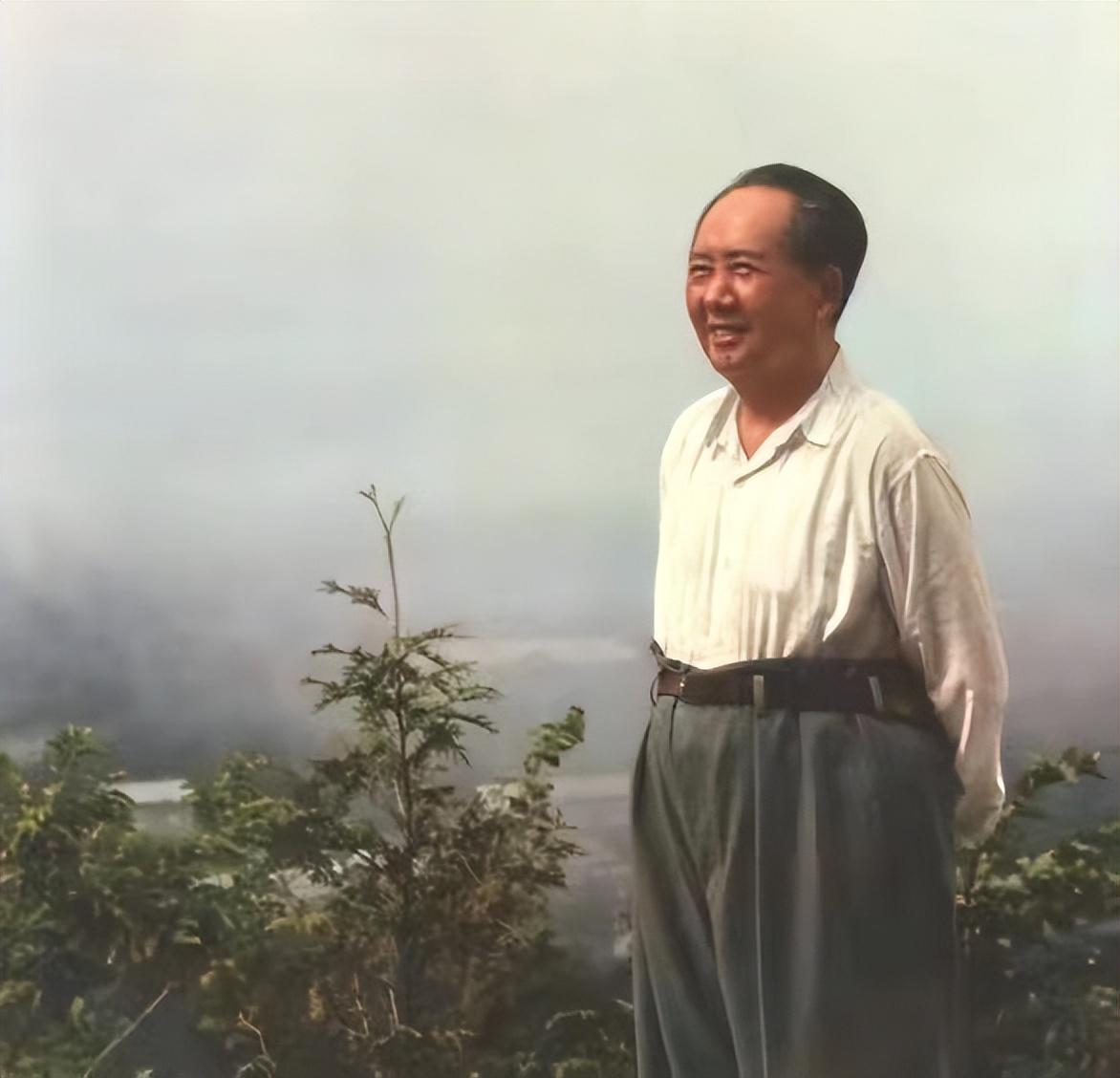 不知道有人还记得没，记得之前有一位作家说：毛主席的《沁园春・雪》论才气比不上唐宋