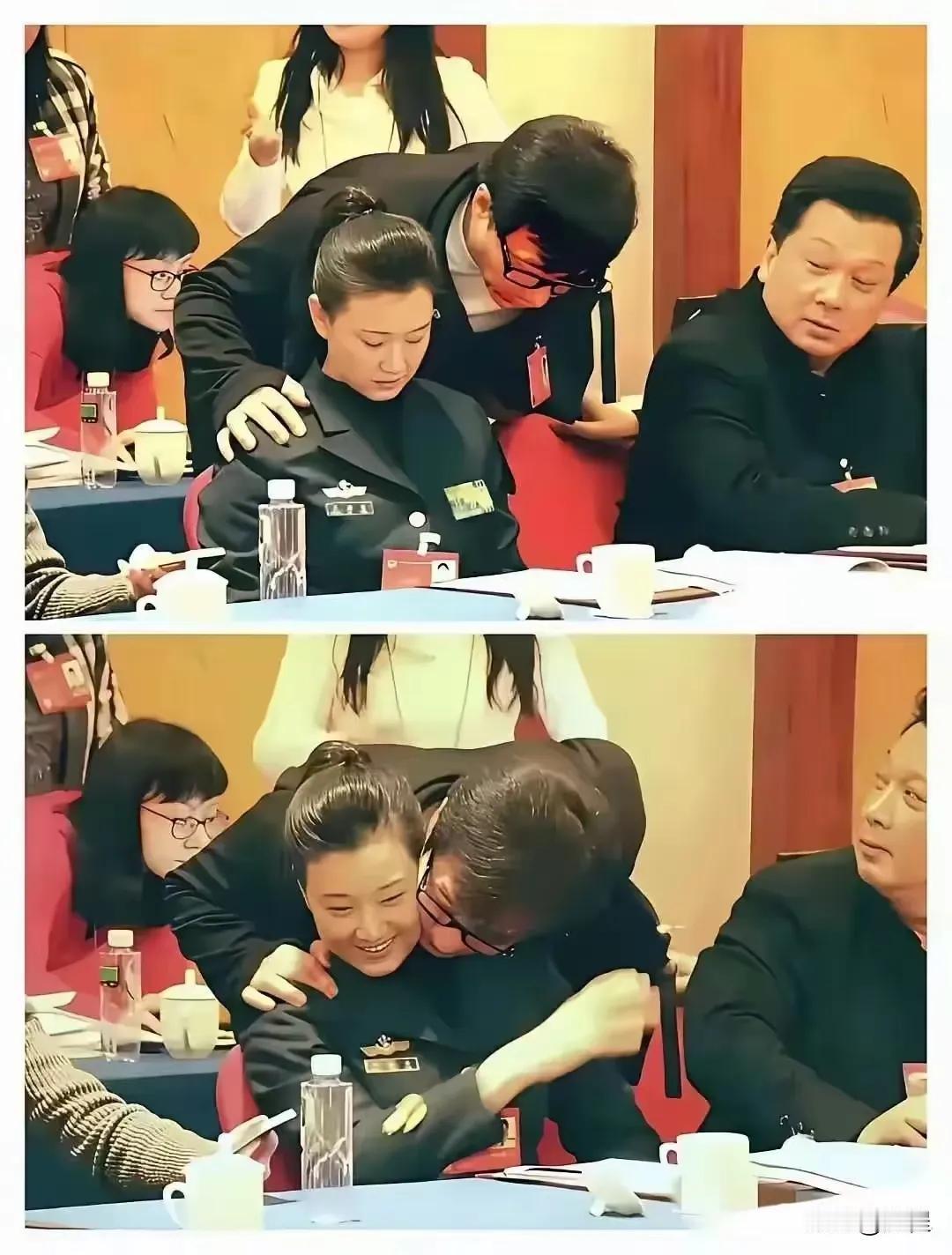 成龙这举动也太没分寸了吧!就算关系再好,也不能在严肃的开会场合跟宋团长脸贴脸啊,