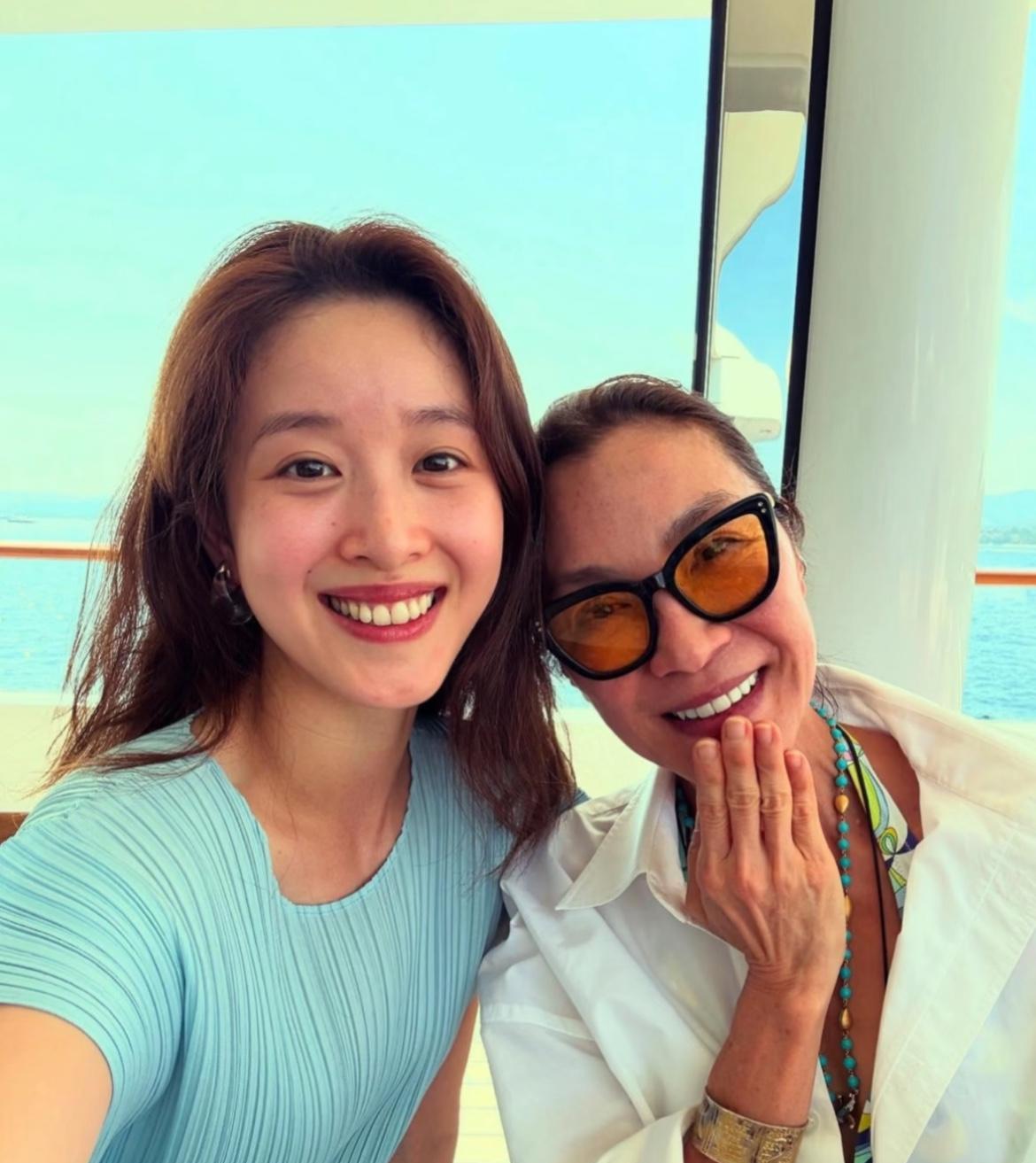 不知道为什么我第一眼看到觉得她的嘴巴在笑眼睛像哭！！[笑着哭]感觉上好像很多