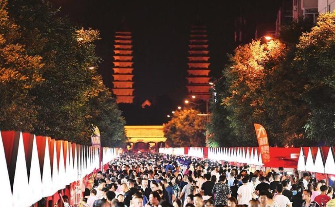山西太原，一年一度的郝庄商贸集市（夜市）即将拉开帷幕，随后的郝庄双塔庙会也会如期