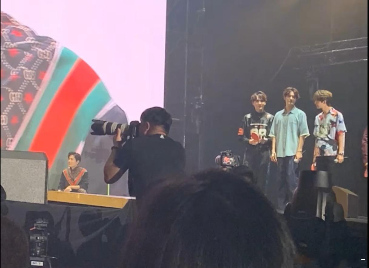 我要笑死了王一博你真是够了都盯成脖子前倾了[笑着哭][笑着哭]​​​