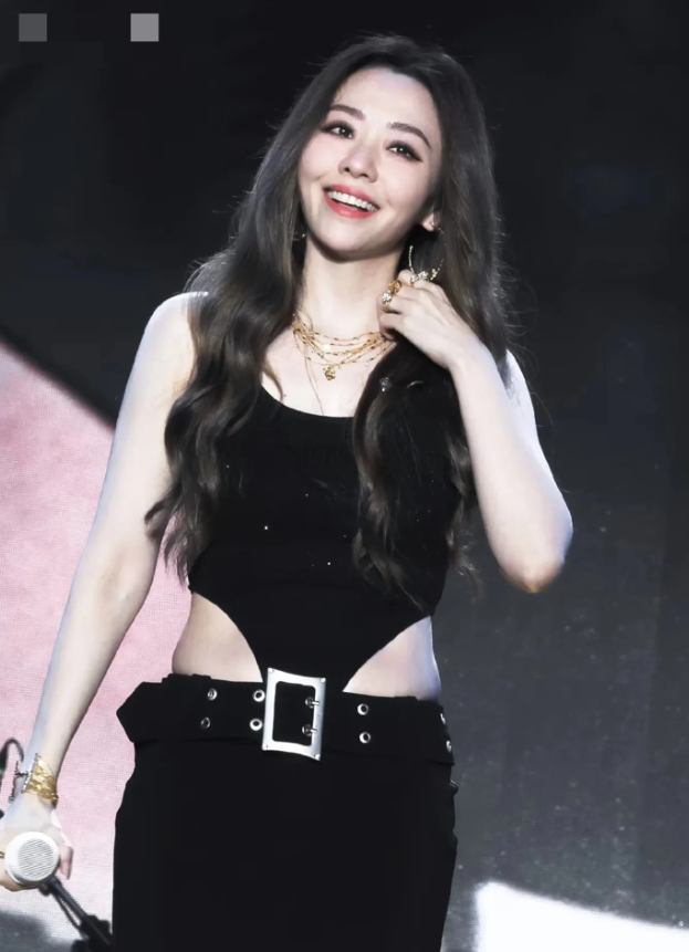 张靓颖10月下旬确诊带状疱疹，脸上留了点疤，脚踝积液还复发了，走路都受影响。