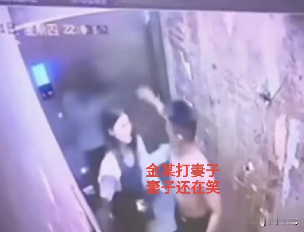 孟村的瑶瑶真的是爱惨了这个金某。第二段电梯内视频曝光后有两个细节。这是她被打