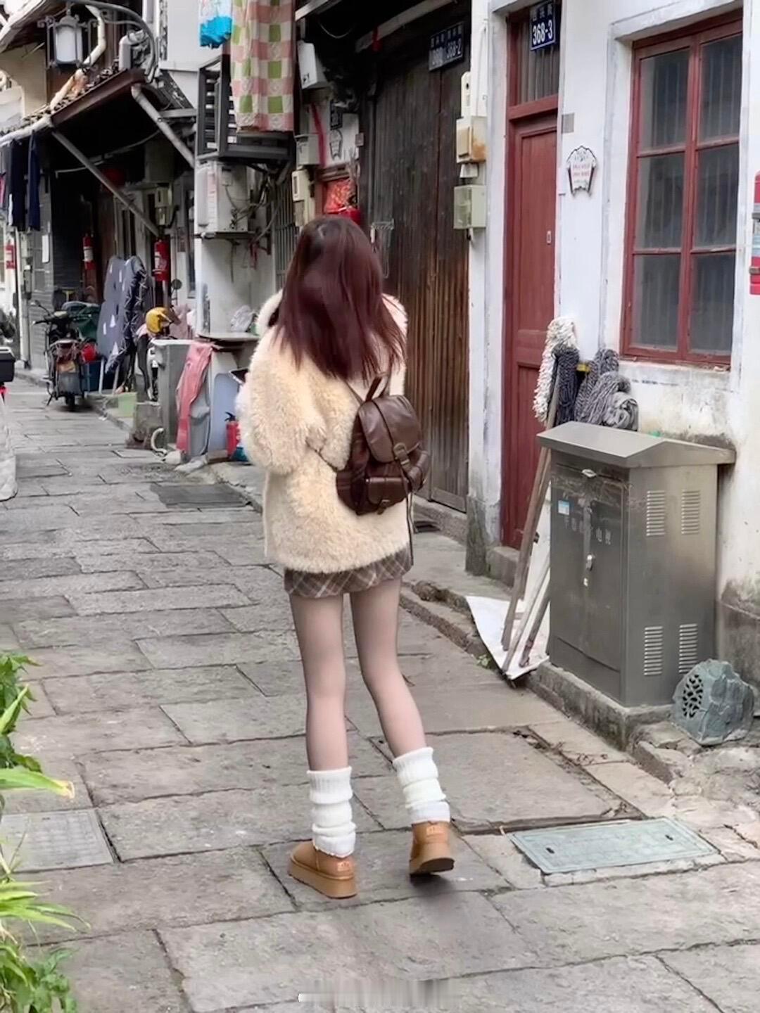 不是、、、加绒黑丝我悟了！！！和朋友出门，一眼就相中了她的这个加绒黑丝，颜色好清