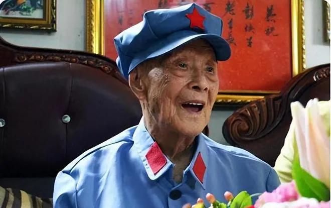1987年冬天，郑州菜市场，一个年近七旬的老太太在摊位上卖菜，偶然看见邻摊年轻女