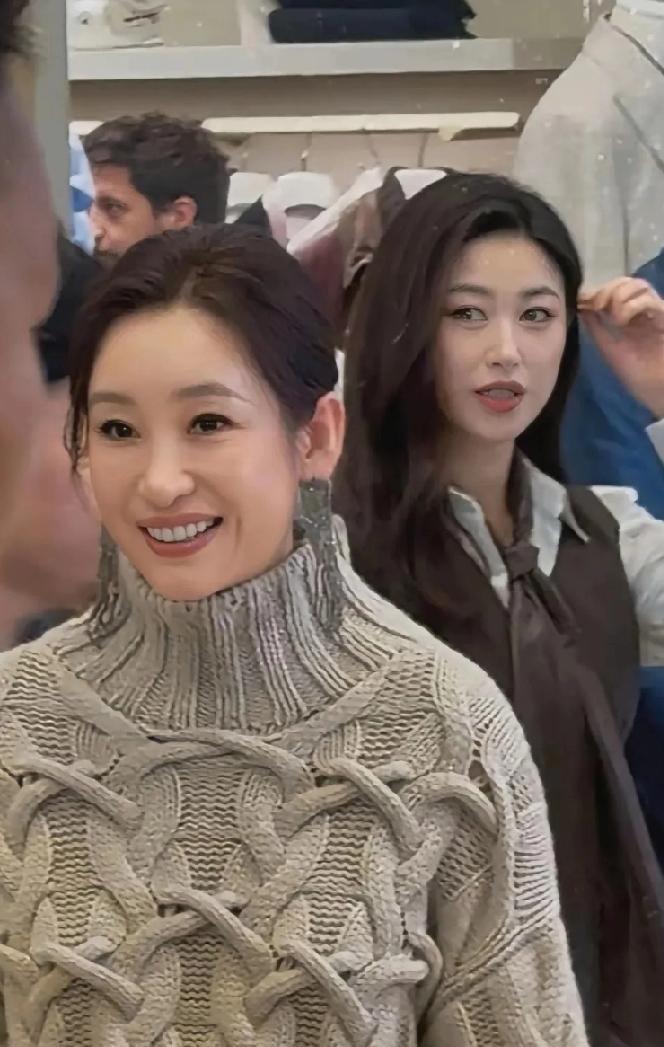 秦海璐一件灰色高领毛衣，竟让整个时尚圈破防了。别被明星同款的标签骗了，这根本不