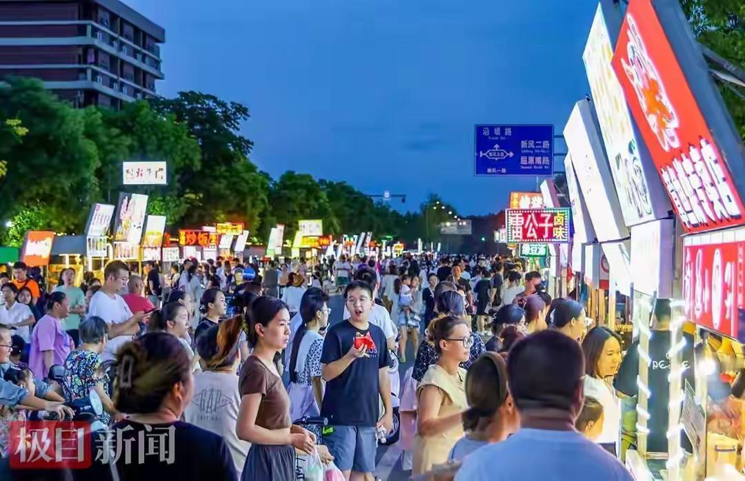 2025年没有技术背景做什么最赚钱？答案来了，在美食街炸淀粉肠。小何夫妻两个