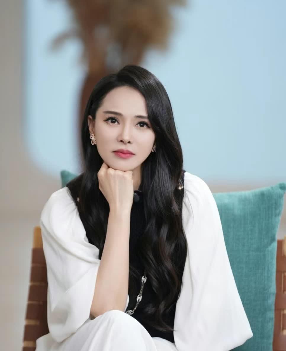 伊能静说：“我爸外面生了儿子后，我妈拿着30万去敲那个女人的门，跟那个女人说你可