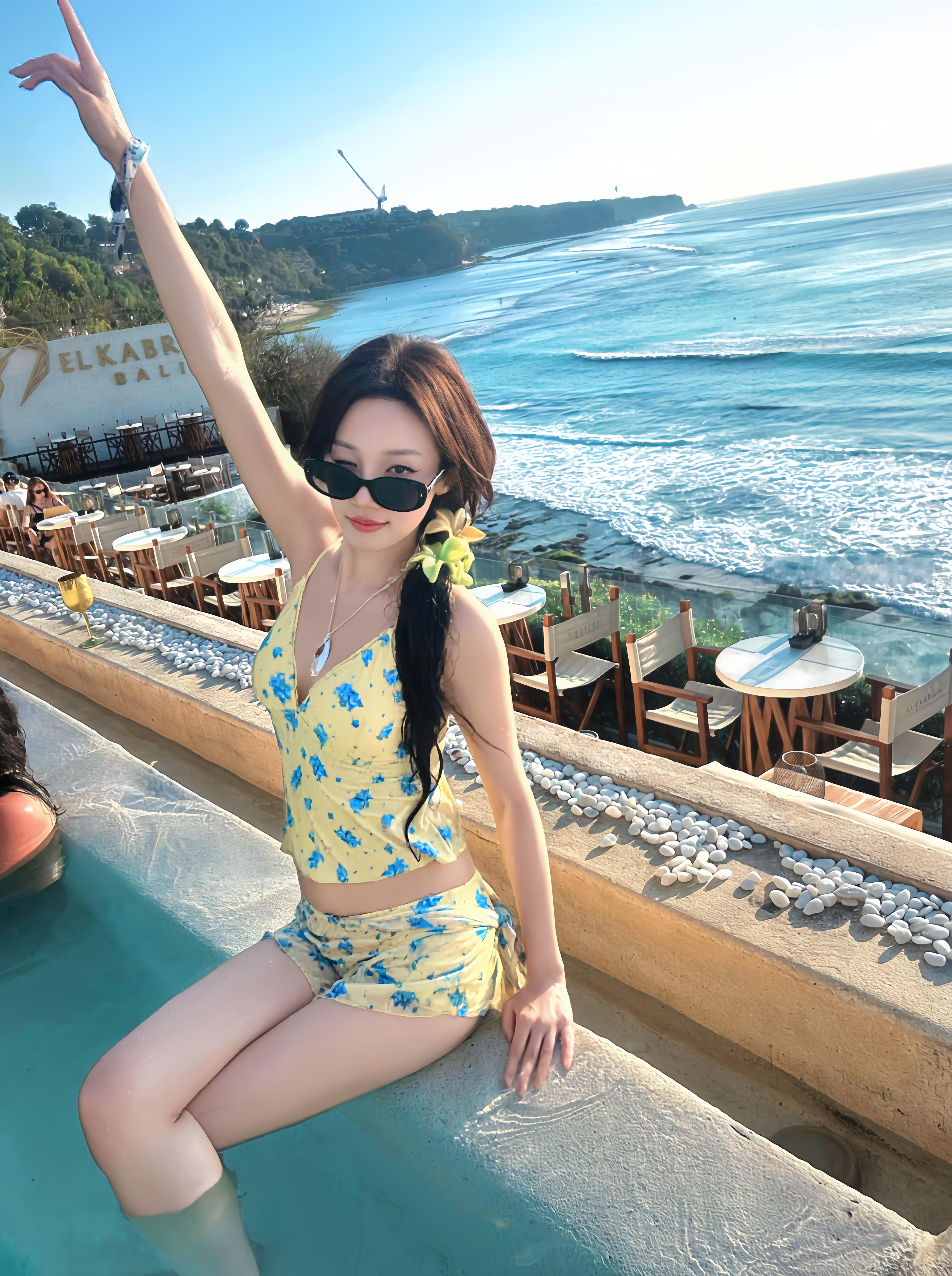 sunsetbythesea.🌼🌊#宋雨琦##宋雨琦黄色碎花泳衣#​