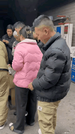 男的拿烟头烫女的羽绒服，场面真的惨不忍睹！话说这男的出于什么样的心理竟干出这事来