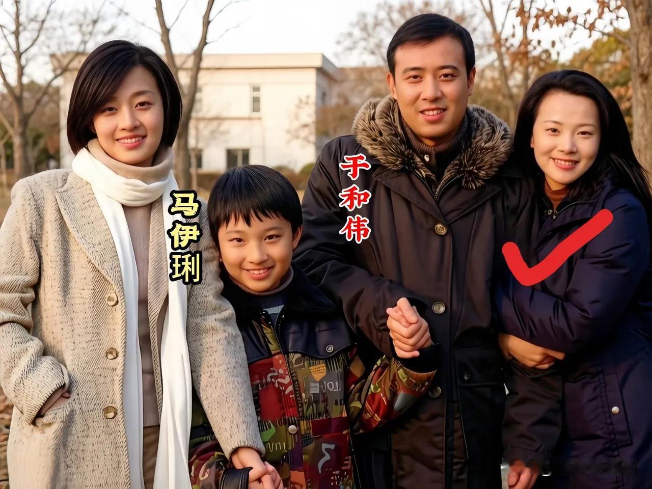 这张珍贵的合影里，只认出年轻时的于和伟和马伊琍。马伊琍和于和伟早年曾搭档合作影视