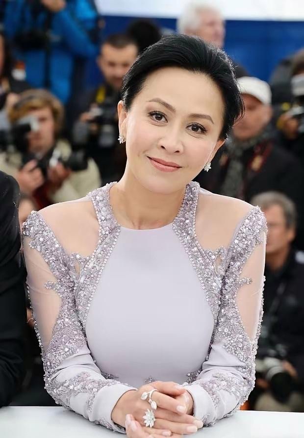 梁朝伟被曾华倩甩了三次，刘嘉玲当看她面说：这是你的福分。2012年，刘嘉玲上曾华倩主持节目，两人同台