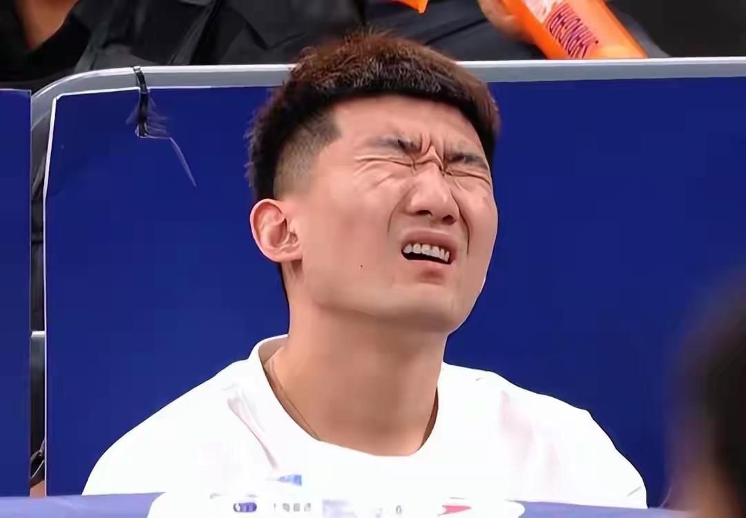 孙铭徽太郁闷了！总决赛刚结束浙江广夏男篮一分钟都不停顿匆匆忙忙的大巴开走了，离开