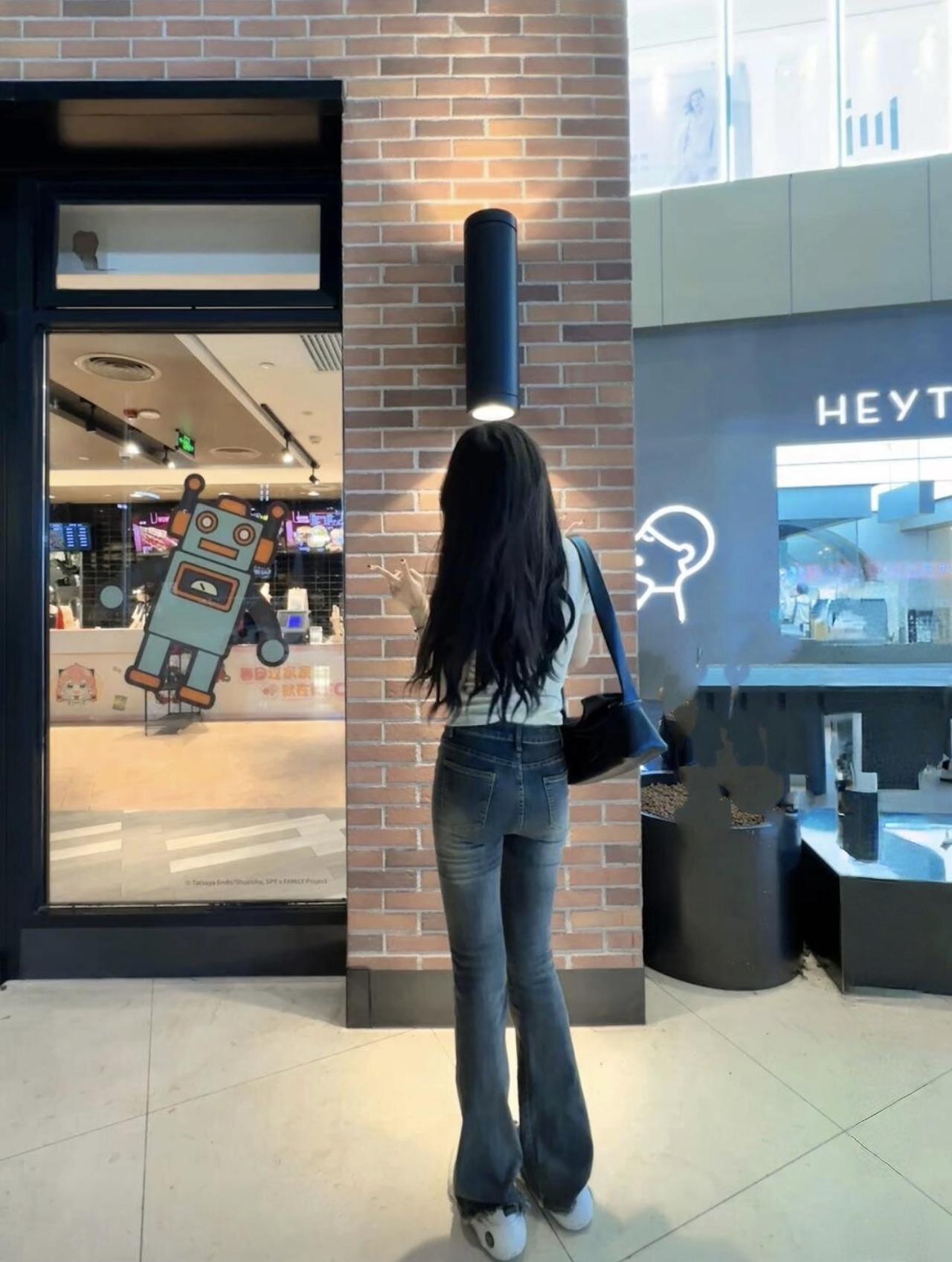 脑子一热送了女同事两个月工资的手机，现在她躲着我该咋整？前几天真是猪油蒙了心