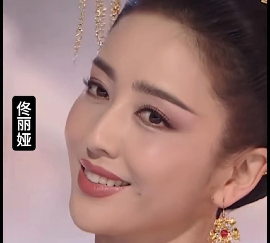 酒窝美女里还是佟丽娅跟许晴，朱珠的酒窝最迷人，笑起来更添妩媚。特别羡慕人家有酒