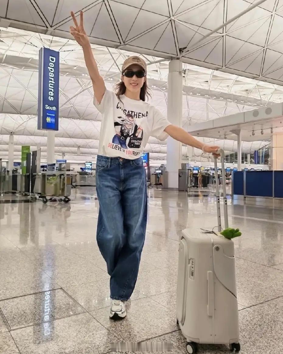 钟嘉欣晒照回加拿大看孩子，归心似箭！果然牵挂妈妈心的，只有孩子了，但是没办法，她