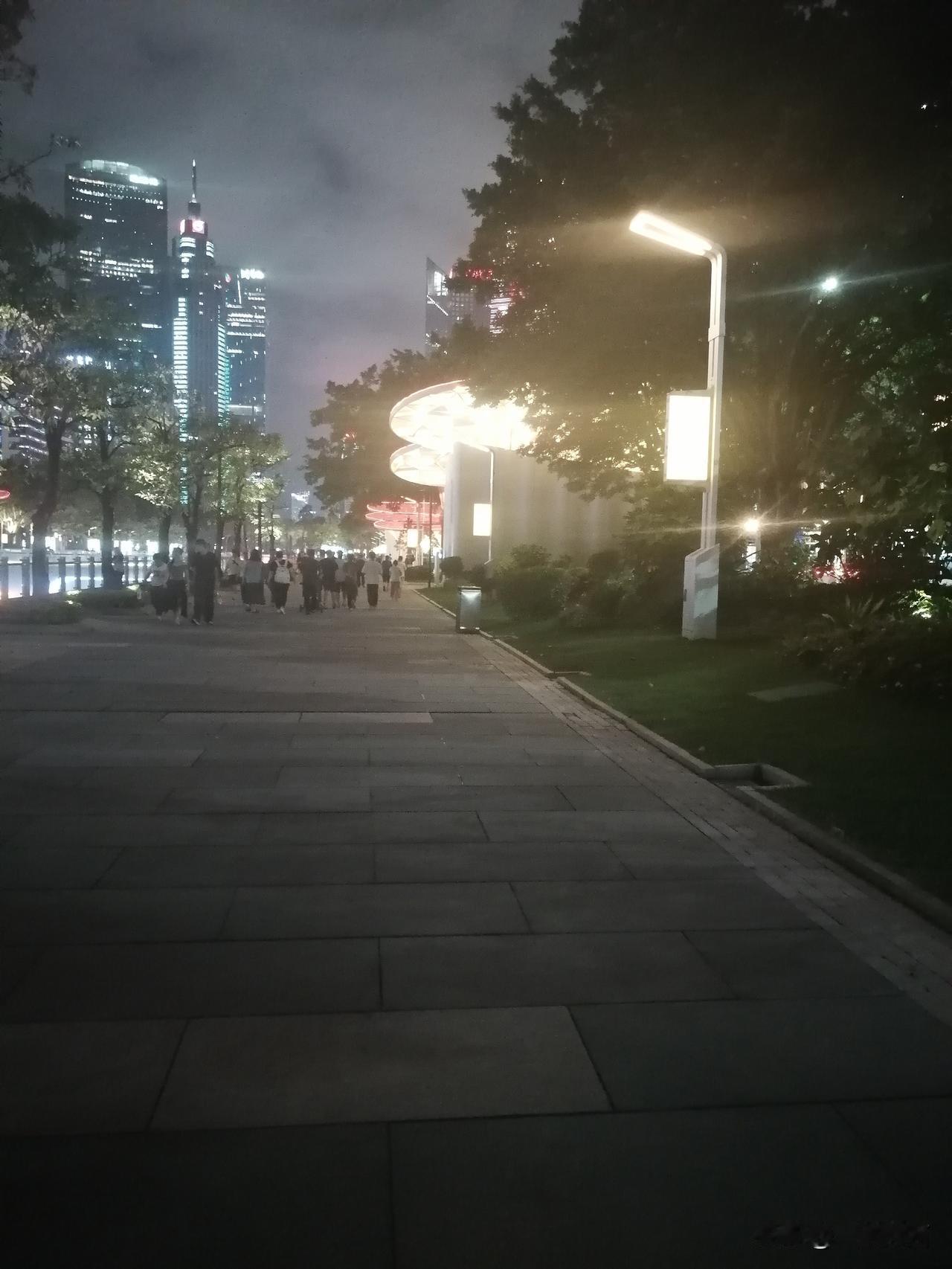 在广州找工作，难不难真的因人而异。像互联网、金融这些热门行业，竞争那叫一个激烈。
