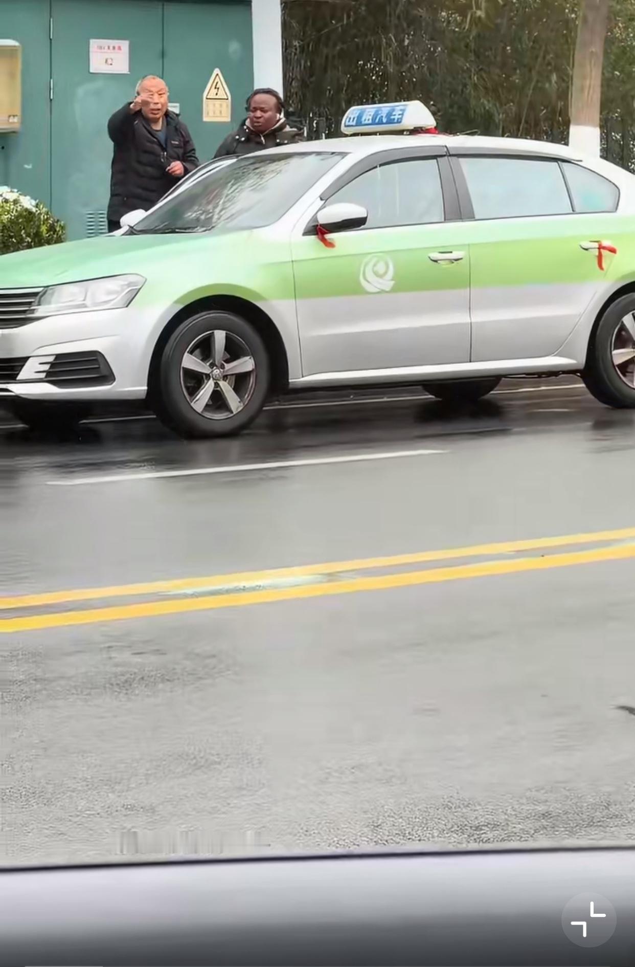 近日，山东青岛一小哥在上班途中，调解了一起国际纠纷！起因是一位外国姑娘打了一辆出