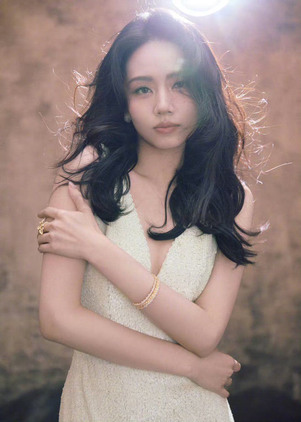 刘惜君白裙深v➕大露背