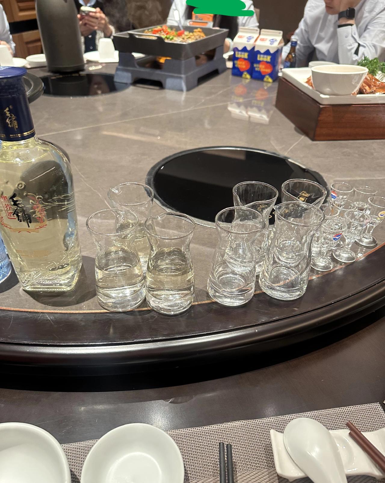 我老板昨晚上酒局上跟我们讲，说今年真的没赚到钱，厂里准备裁掉一批只拿工资不干活的